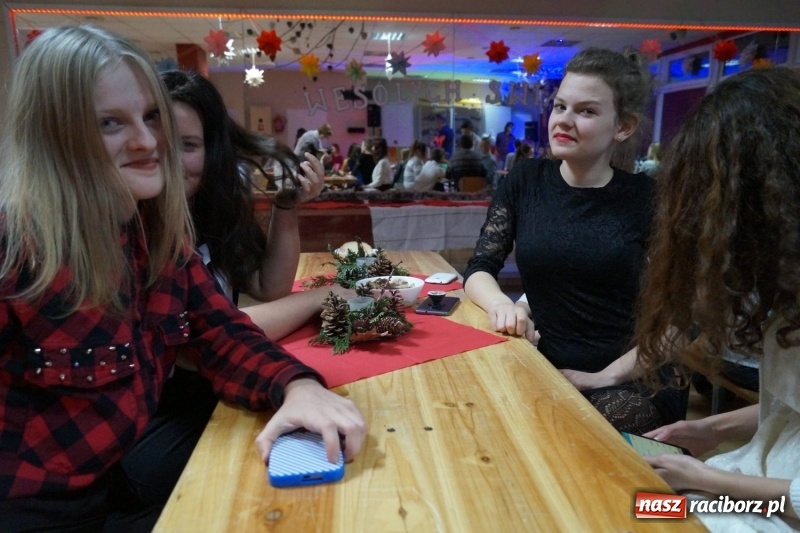 Zdjęcie w galerii na portalu naszraciborz.pl: Młodzież i wychowawcy podzielili się opłatkiem. Klub Strefa podsumował rok wiadomości z regionu