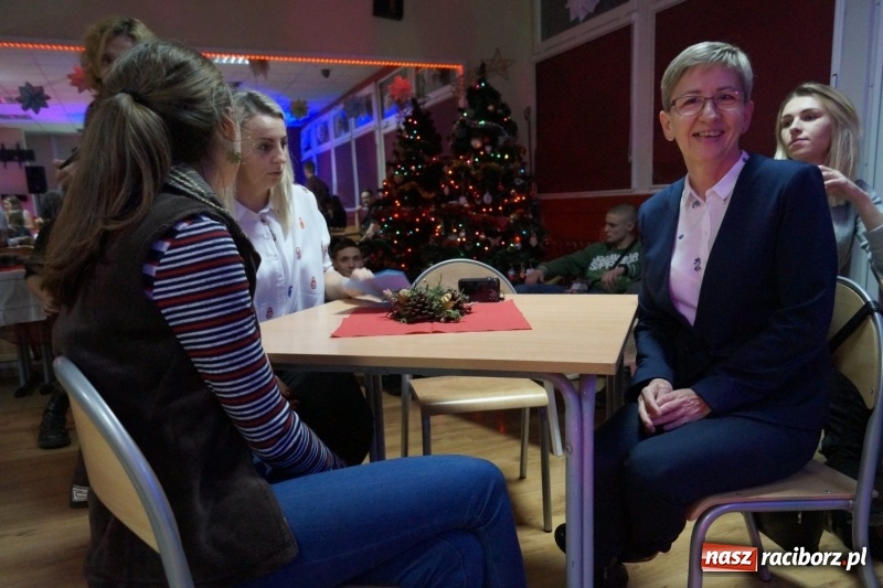 Zdjęcie w galerii na portalu naszraciborz.pl: Młodzież i wychowawcy podzielili się opłatkiem. Klub Strefa podsumował rok wiadomości z regionu