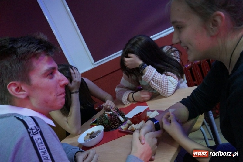 Zdjęcie w galerii na portalu naszraciborz.pl: Młodzież i wychowawcy podzielili się opłatkiem. Klub Strefa podsumował rok wiadomości z regionu