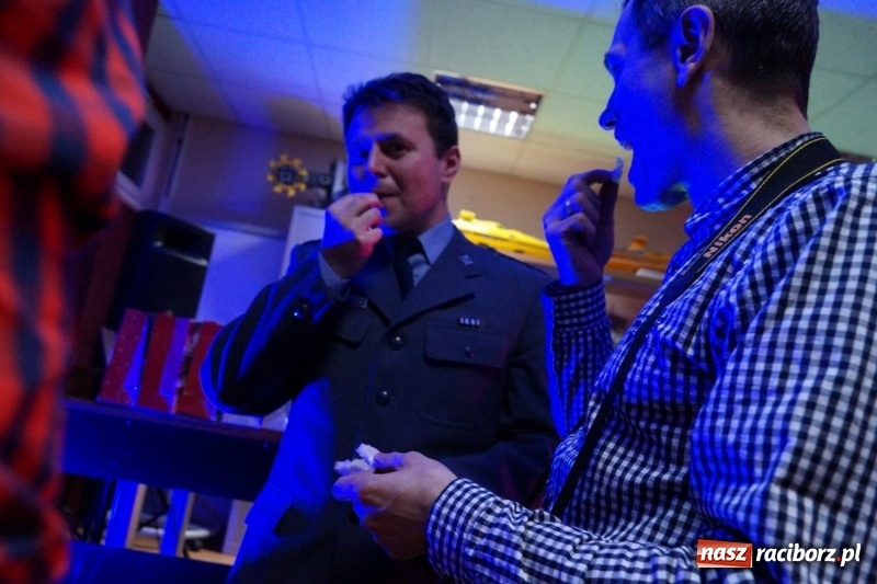 Zdjęcie w galerii na portalu naszraciborz.pl: Młodzież i wychowawcy podzielili się opłatkiem. Klub Strefa podsumował rok wiadomości z regionu