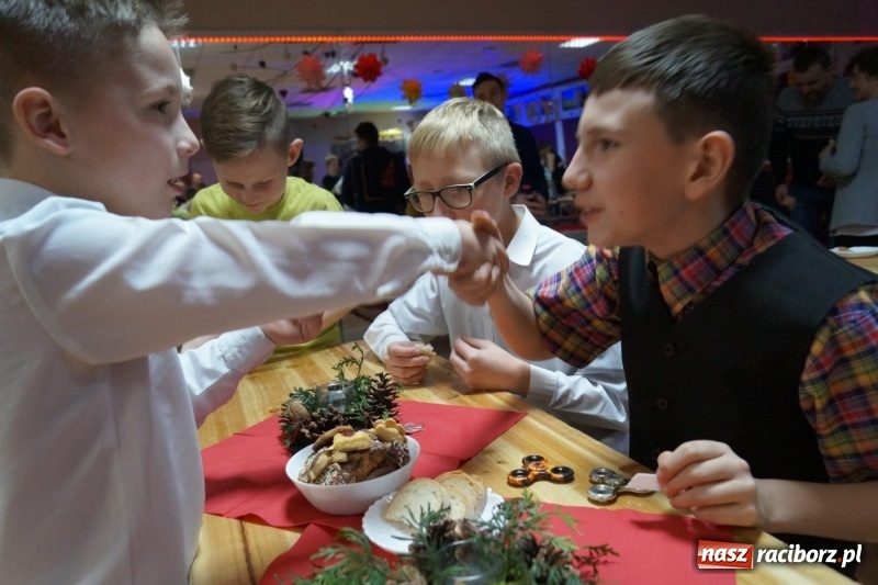 Zdjęcie w galerii na portalu naszraciborz.pl: Młodzież i wychowawcy podzielili się opłatkiem. Klub Strefa podsumował rok wiadomości z regionu