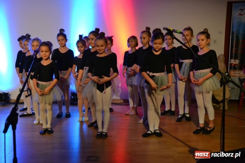 Zdjęcie w galerii na portalu naszraciborz.pl: Jasełka wraz z koncertem kolęd oraz jarmark bożonarodzeniowy na Zamku Piastowskim  wiadomości z regionu