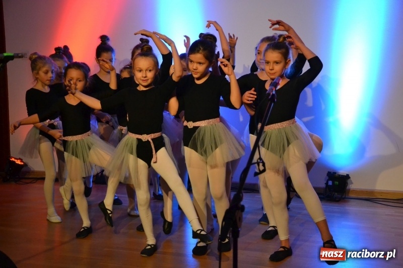 Zdjęcie w galerii na portalu naszraciborz.pl: Jasełka wraz z koncertem kolęd oraz jarmark bożonarodzeniowy na Zamku Piastowskim  wiadomości z regionu