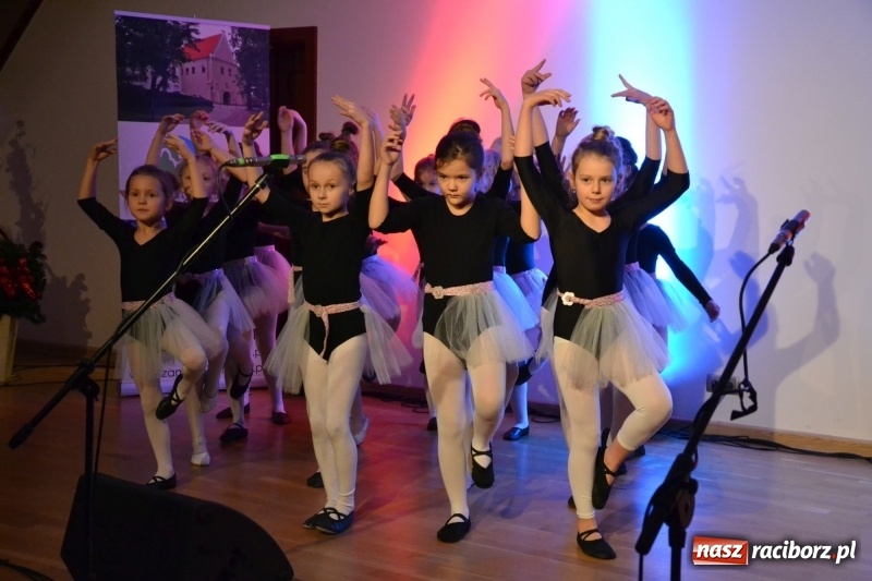 Zdjęcie w galerii na portalu naszraciborz.pl: Jasełka wraz z koncertem kolęd oraz jarmark bożonarodzeniowy na Zamku Piastowskim  wiadomości z regionu