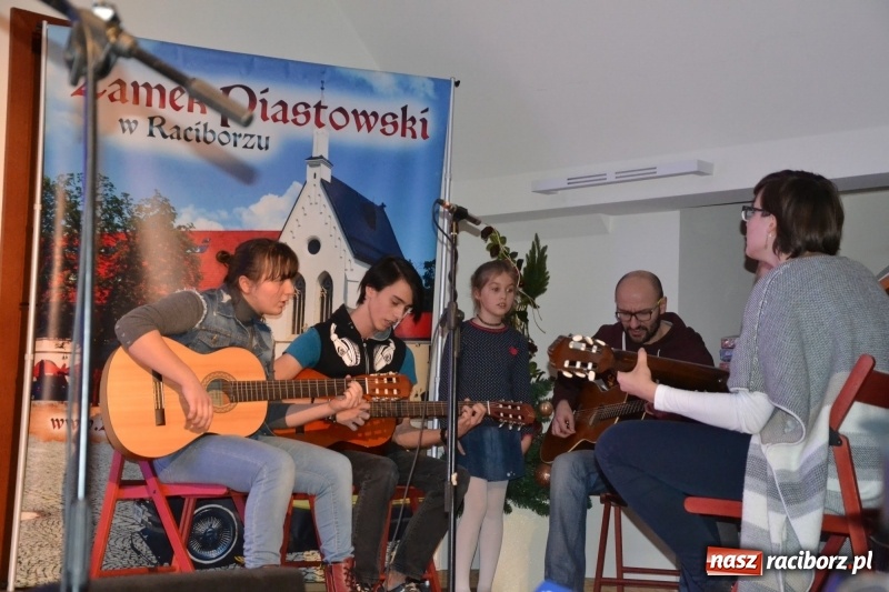 Zdjęcie w galerii na portalu naszraciborz.pl: Jasełka wraz z koncertem kolęd oraz jarmark bożonarodzeniowy na Zamku Piastowskim  wiadomości z regionu