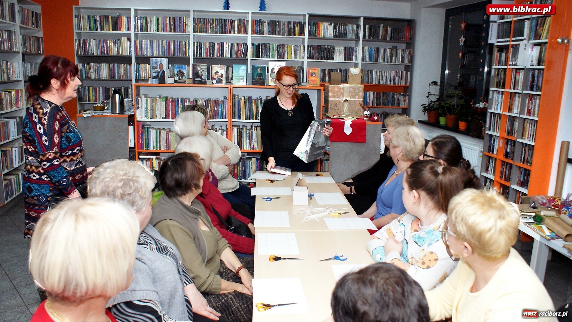 Zdjęcie w galerii na portalu naszraciborz.pl: Świąteczne pakowanie prezentów w bibliotece na Ostrogu wiadomości z regionu