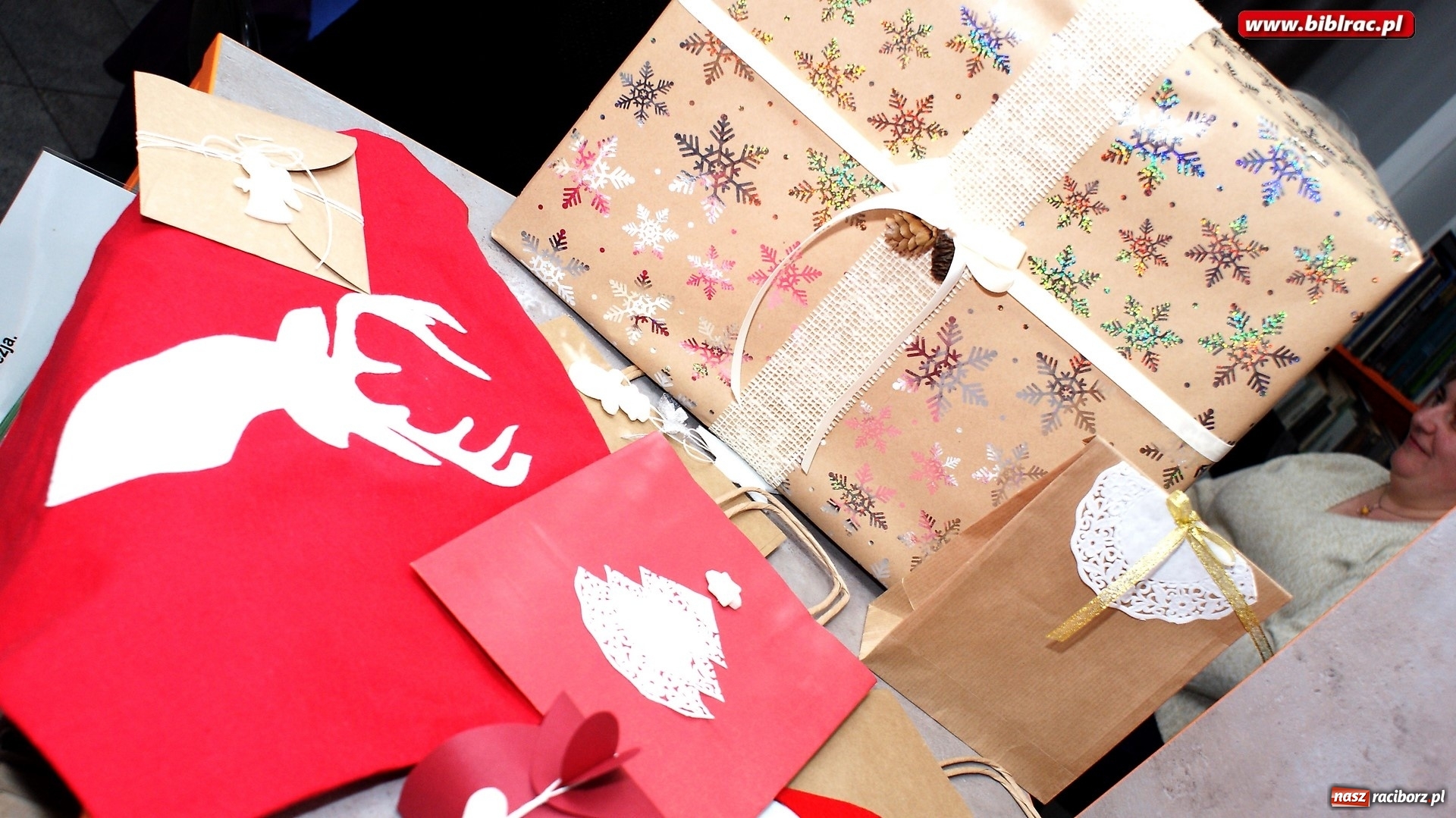 Zdjęcie w galerii na portalu naszraciborz.pl: Świąteczne pakowanie prezentów w bibliotece na Ostrogu wiadomości z regionu