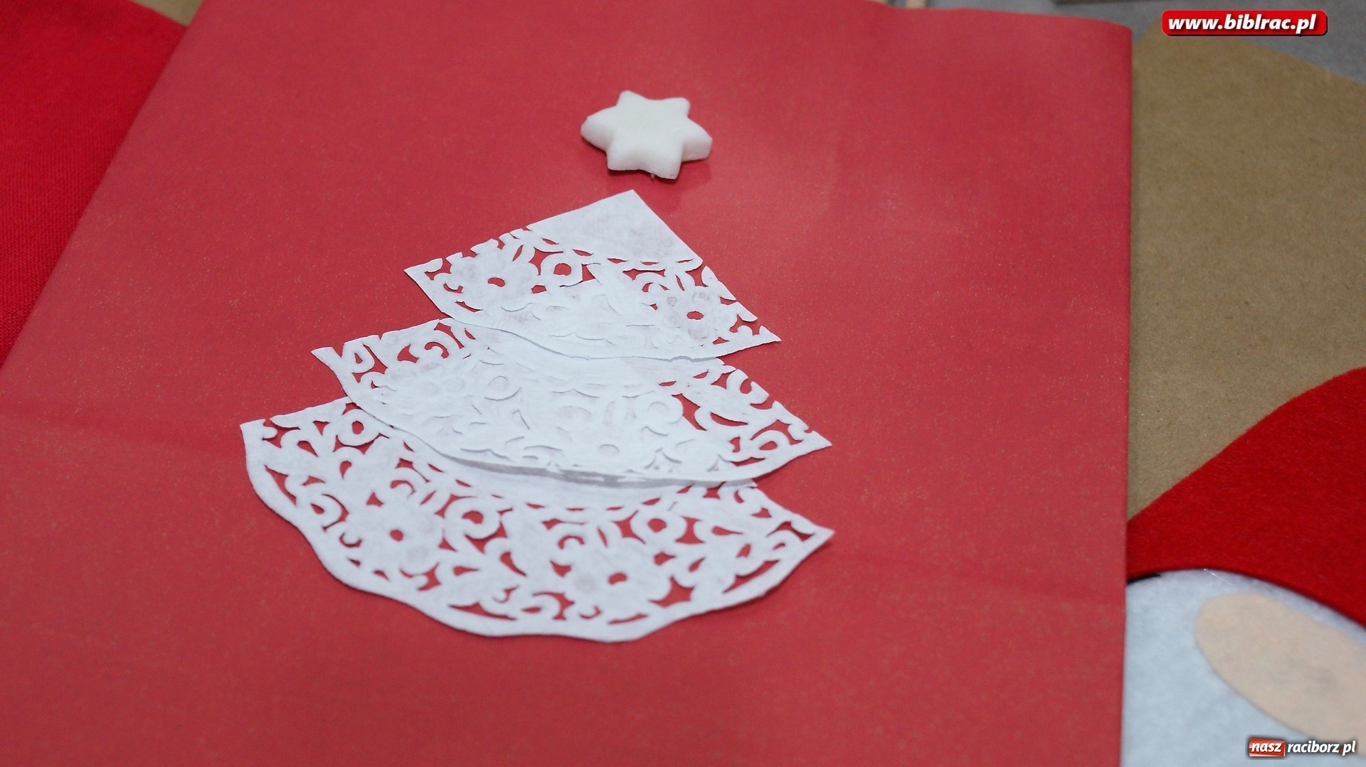 Zdjęcie w galerii na portalu naszraciborz.pl: Świąteczne pakowanie prezentów w bibliotece na Ostrogu wiadomości z regionu