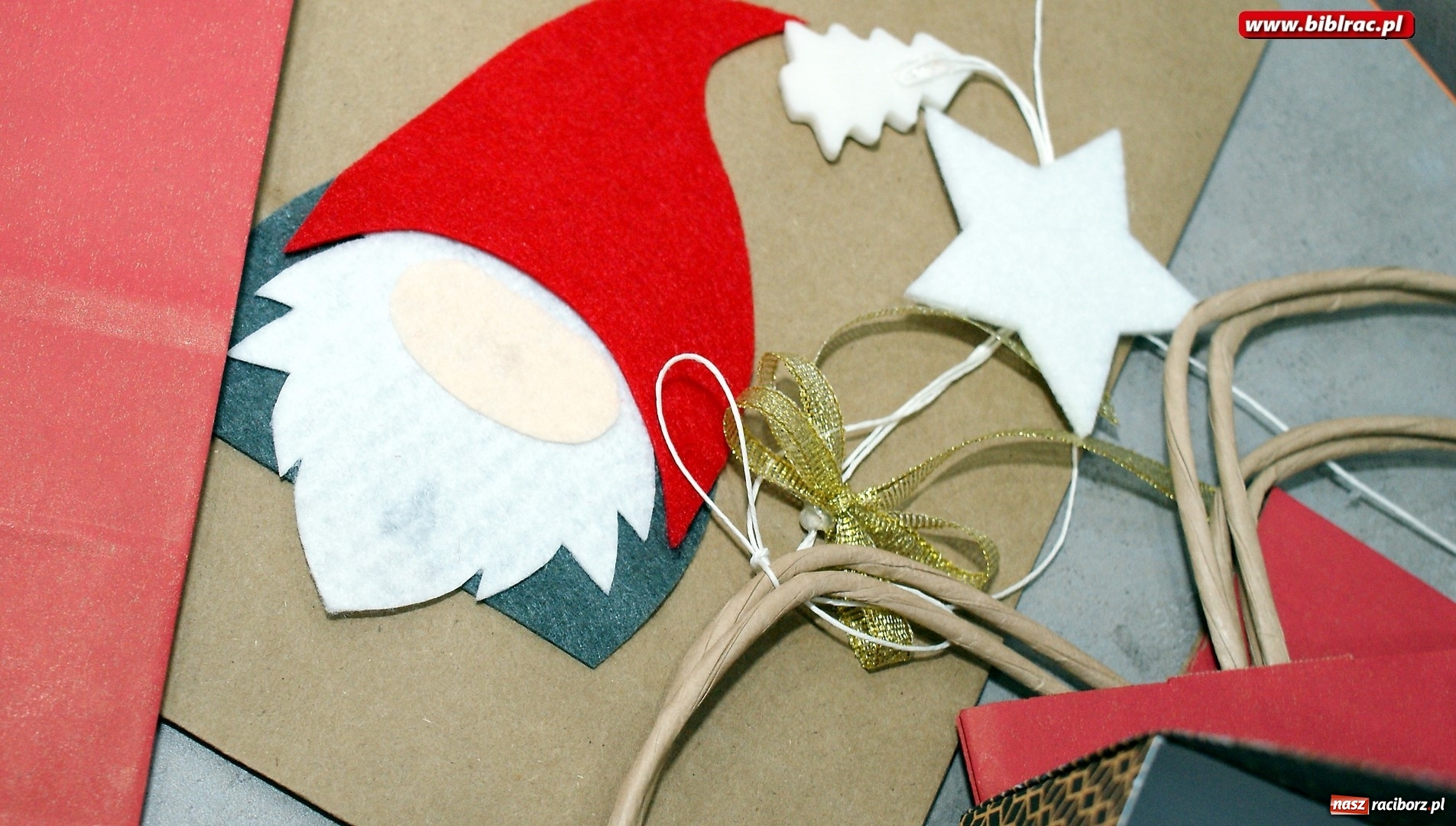 Zdjęcie w galerii na portalu naszraciborz.pl: Świąteczne pakowanie prezentów w bibliotece na Ostrogu wiadomości z regionu