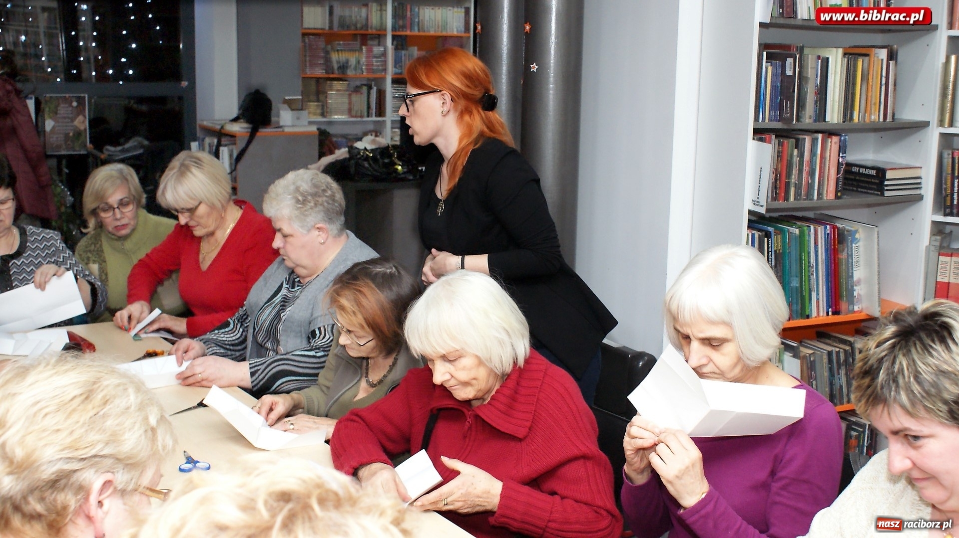Zdjęcie w galerii na portalu naszraciborz.pl: Świąteczne pakowanie prezentów w bibliotece na Ostrogu wiadomości z regionu