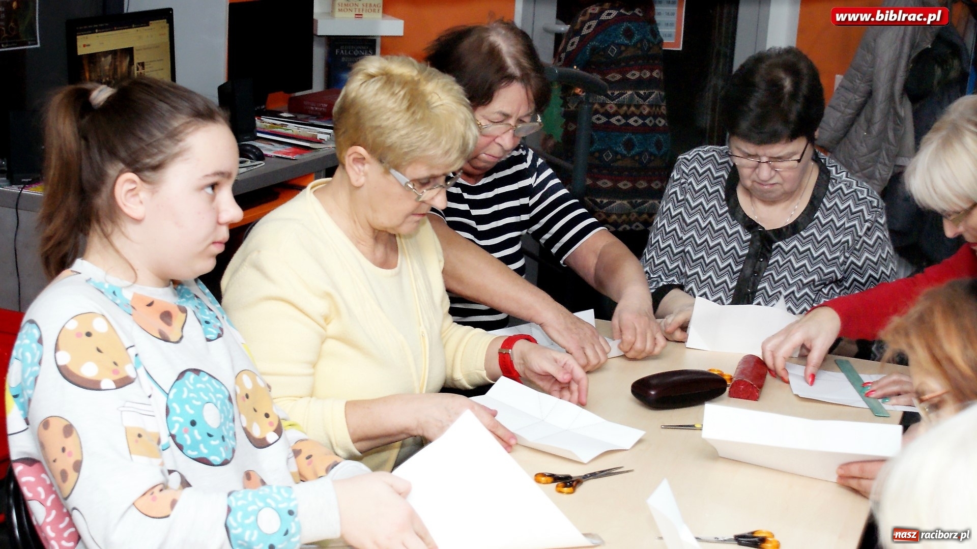 Zdjęcie w galerii na portalu naszraciborz.pl: Świąteczne pakowanie prezentów w bibliotece na Ostrogu wiadomości z regionu