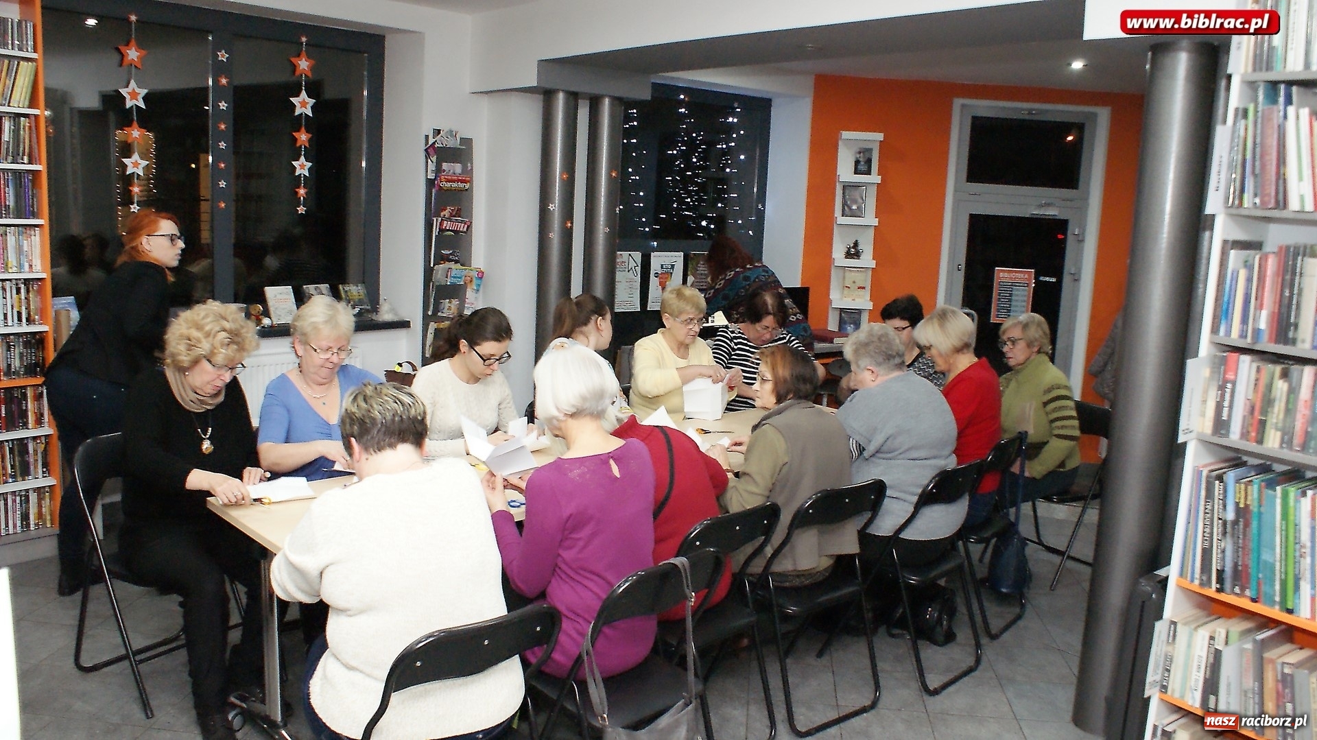 Zdjęcie w galerii na portalu naszraciborz.pl: Świąteczne pakowanie prezentów w bibliotece na Ostrogu wiadomości z regionu