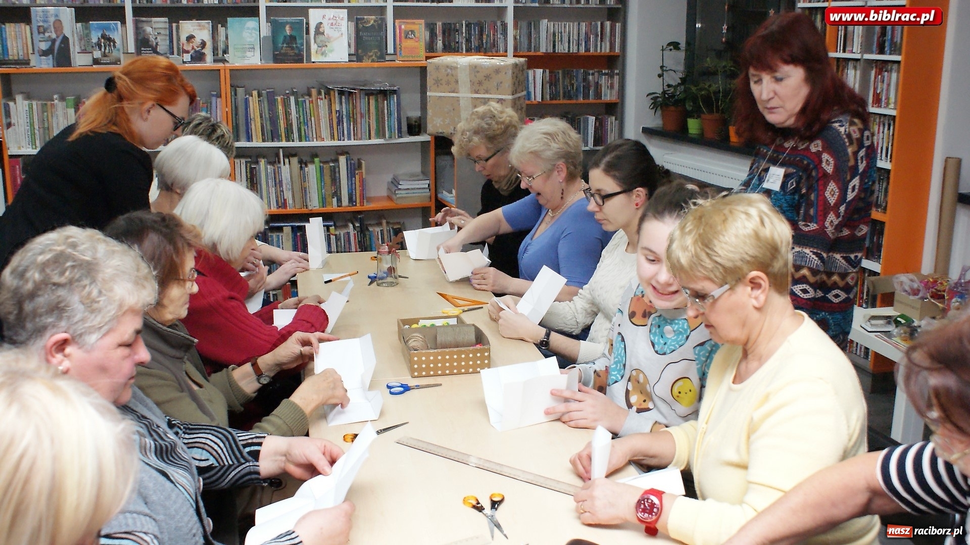 Zdjęcie w galerii na portalu naszraciborz.pl: Świąteczne pakowanie prezentów w bibliotece na Ostrogu wiadomości z regionu