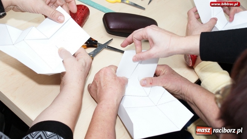 Zdjęcie w galerii na portalu naszraciborz.pl: Świąteczne pakowanie prezentów w bibliotece na Ostrogu wiadomości z regionu