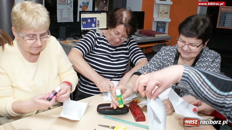 Zdjęcie w galerii na portalu naszraciborz.pl: Świąteczne pakowanie prezentów w bibliotece na Ostrogu wiadomości z regionu