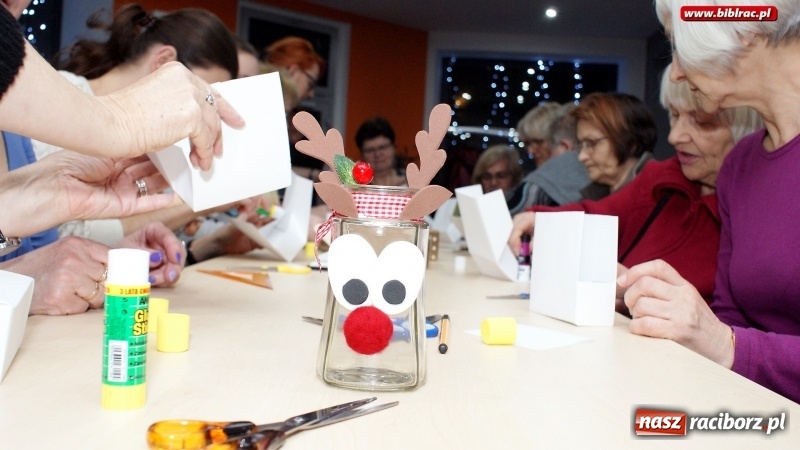 Zdjęcie w galerii na portalu naszraciborz.pl: Świąteczne pakowanie prezentów w bibliotece na Ostrogu wiadomości z regionu