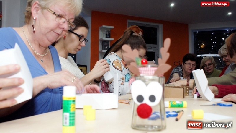 Zdjęcie w galerii na portalu naszraciborz.pl: Świąteczne pakowanie prezentów w bibliotece na Ostrogu wiadomości z regionu