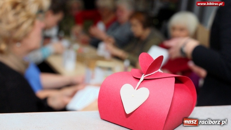 Zdjęcie w galerii na portalu naszraciborz.pl: Świąteczne pakowanie prezentów w bibliotece na Ostrogu wiadomości z regionu