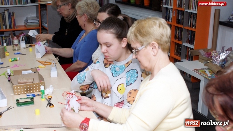 Zdjęcie w galerii na portalu naszraciborz.pl: Świąteczne pakowanie prezentów w bibliotece na Ostrogu wiadomości z regionu