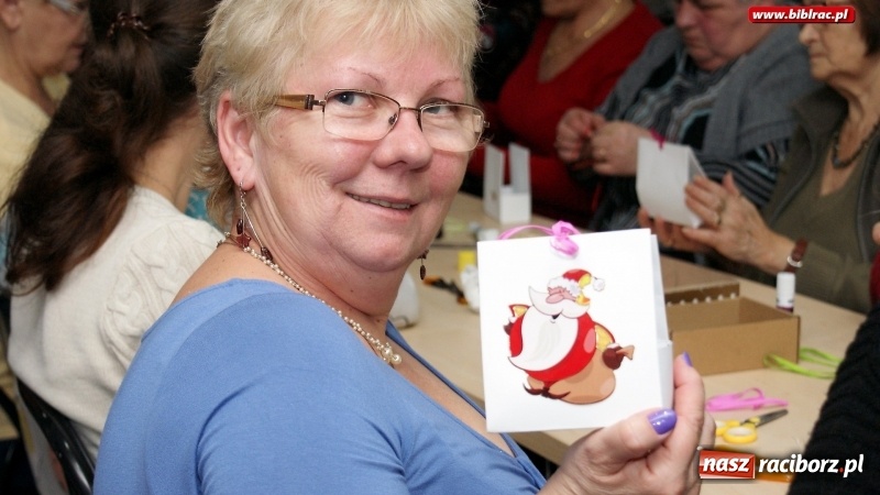 Zdjęcie w galerii na portalu naszraciborz.pl: Świąteczne pakowanie prezentów w bibliotece na Ostrogu wiadomości z regionu