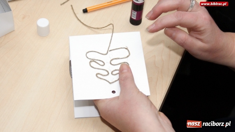 Zdjęcie w galerii na portalu naszraciborz.pl: Świąteczne pakowanie prezentów w bibliotece na Ostrogu wiadomości z regionu