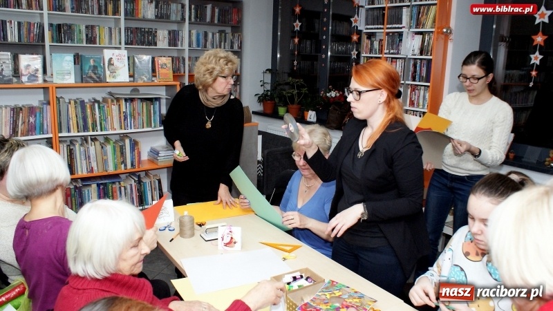 Zdjęcie w galerii na portalu naszraciborz.pl: Świąteczne pakowanie prezentów w bibliotece na Ostrogu wiadomości z regionu