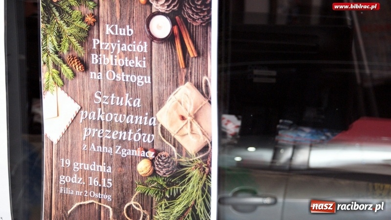 Zdjęcie w galerii na portalu naszraciborz.pl: Świąteczne pakowanie prezentów w bibliotece na Ostrogu wiadomości z regionu