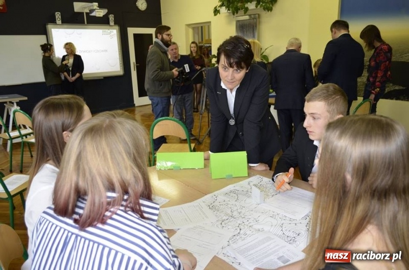 Zdjęcie w galerii na portalu naszraciborz.pl: Uczniowie III LO w Będzinie mogę korzystać z Zielonej Pracowni wiadomości z regionu