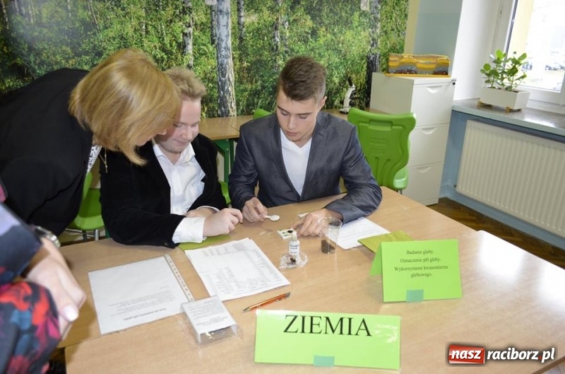 Zdjęcie w galerii na portalu naszraciborz.pl: Uczniowie III LO w Będzinie mogę korzystać z Zielonej Pracowni wiadomości z regionu