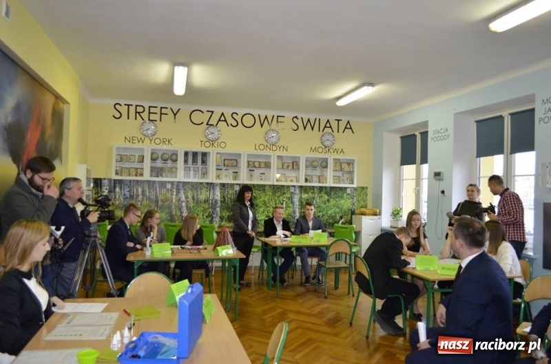 Zdjęcie w galerii na portalu naszraciborz.pl: Uczniowie III LO w Będzinie mogę korzystać z Zielonej Pracowni wiadomości z regionu