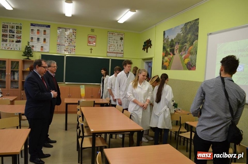 Zdjęcie w galerii na portalu naszraciborz.pl: Zespół Szkół Budowalno-Architektonicznych w Tarnowskich Górach z Zieloną Pracownią wiadomości z regionu