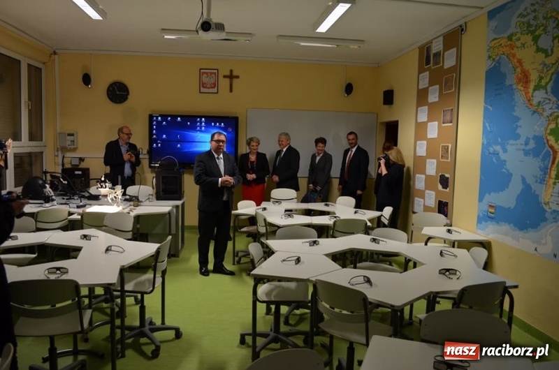 Zdjęcie w galerii na portalu naszraciborz.pl: Liceum Ogólnokształcące im. Powstańców Śląskich w Bieruniu z Zieloną Pracownią wiadomości z regionu