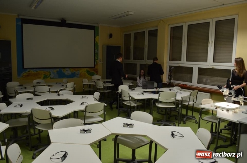 Zdjęcie w galerii na portalu naszraciborz.pl: Liceum Ogólnokształcące im. Powstańców Śląskich w Bieruniu z Zieloną Pracownią wiadomości z regionu