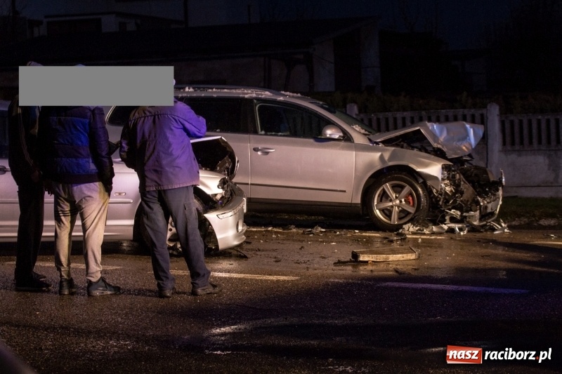 Zdjęcie w galerii na portalu naszraciborz.pl: Zderzenie BMW i passata w Samborowicach  wiadomości z regionu