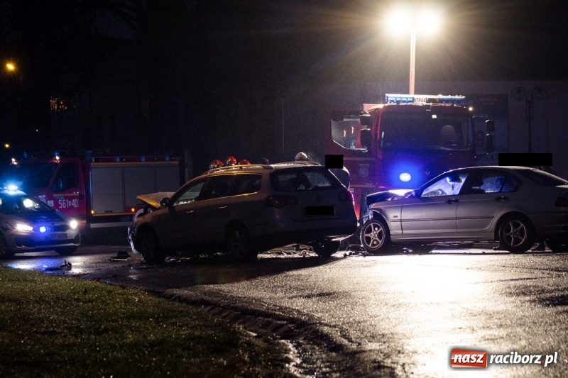 Zdjęcie w galerii na portalu naszraciborz.pl: Zderzenie BMW i passata w Samborowicach  wiadomości z regionu
