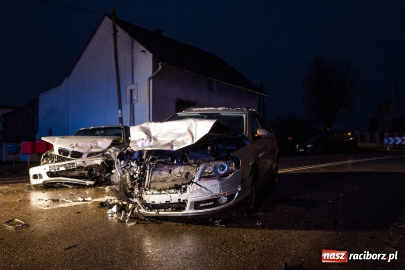 Zdjęcie w galerii na portalu naszraciborz.pl: Zderzenie BMW i passata w Samborowicach  wiadomości z regionu