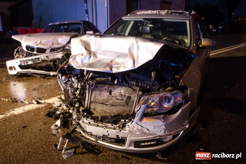 Zdjęcie w galerii na portalu naszraciborz.pl: Zderzenie BMW i passata w Samborowicach  wiadomości z regionu