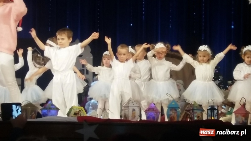 Zdjęcie w galerii na portalu naszraciborz.pl: Dzieci z Przedszkola nr 15 wystawiły jasełka na scenie RCK wiadomości z regionu