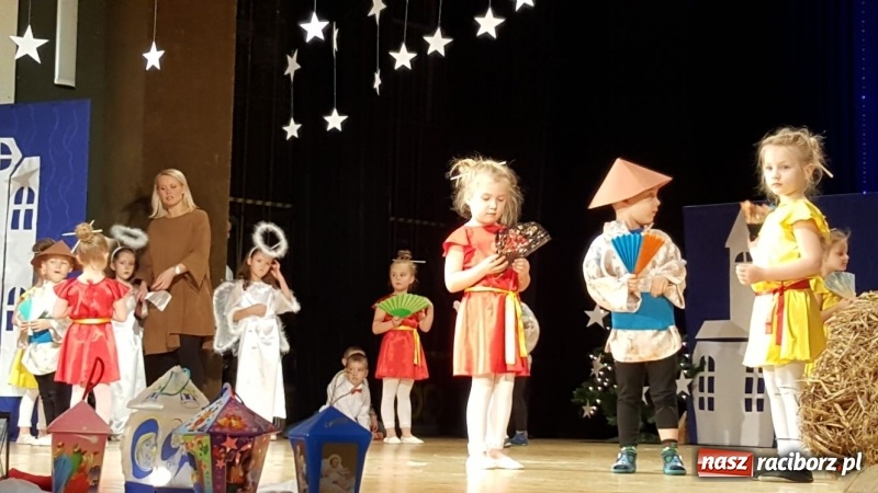 Zdjęcie w galerii na portalu naszraciborz.pl: Dzieci z Przedszkola nr 15 wystawiły jasełka na scenie RCK wiadomości z regionu
