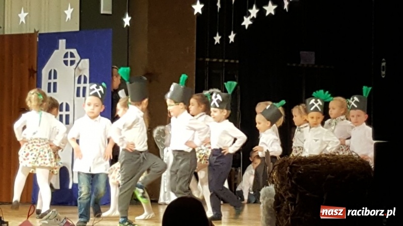 Zdjęcie w galerii na portalu naszraciborz.pl: Dzieci z Przedszkola nr 15 wystawiły jasełka na scenie RCK wiadomości z regionu