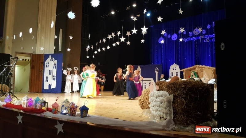 Zdjęcie w galerii na portalu naszraciborz.pl: Dzieci z Przedszkola nr 15 wystawiły jasełka na scenie RCK wiadomości z regionu