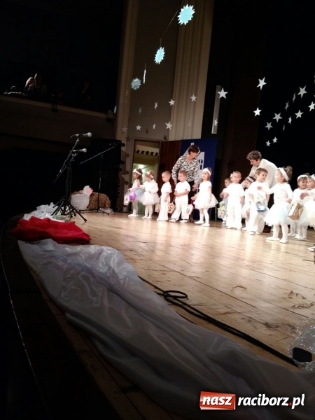 Zdjęcie w galerii na portalu naszraciborz.pl: Dzieci z Przedszkola nr 15 wystawiły jasełka na scenie RCK wiadomości z regionu
