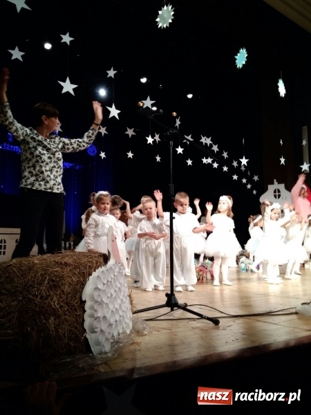 Zdjęcie w galerii na portalu naszraciborz.pl: Dzieci z Przedszkola nr 15 wystawiły jasełka na scenie RCK wiadomości z regionu