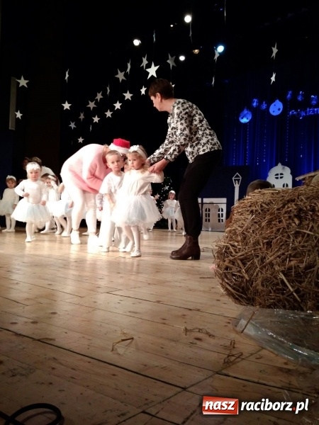 Zdjęcie w galerii na portalu naszraciborz.pl: Dzieci z Przedszkola nr 15 wystawiły jasełka na scenie RCK wiadomości z regionu