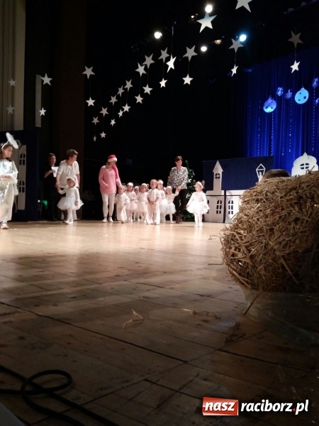 Zdjęcie w galerii na portalu naszraciborz.pl: Dzieci z Przedszkola nr 15 wystawiły jasełka na scenie RCK wiadomości z regionu