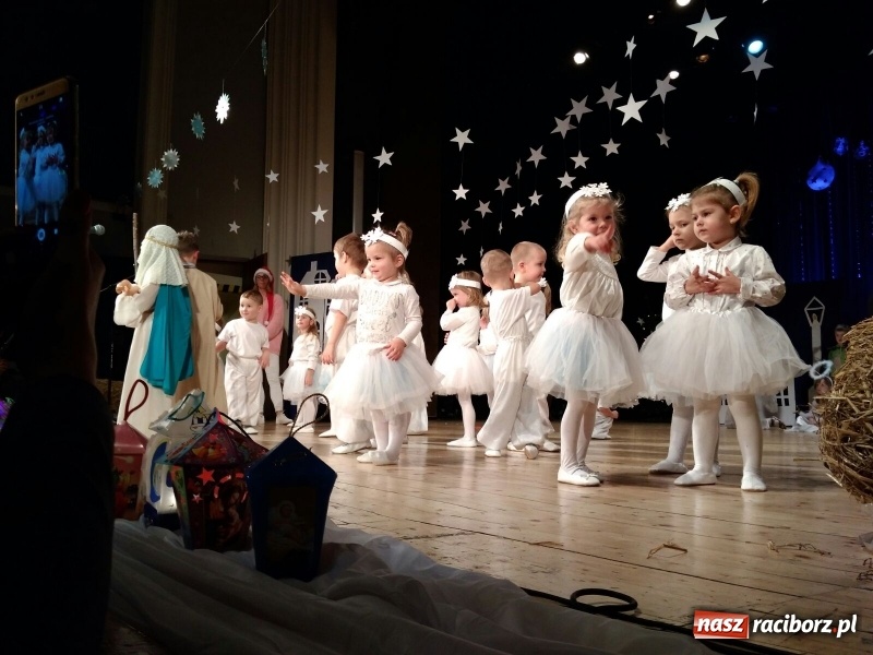Zdjęcie w galerii na portalu naszraciborz.pl: Dzieci z Przedszkola nr 15 wystawiły jasełka na scenie RCK wiadomości z regionu