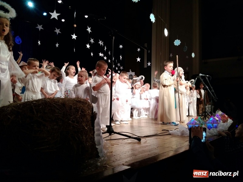 Zdjęcie w galerii na portalu naszraciborz.pl: Dzieci z Przedszkola nr 15 wystawiły jasełka na scenie RCK wiadomości z regionu