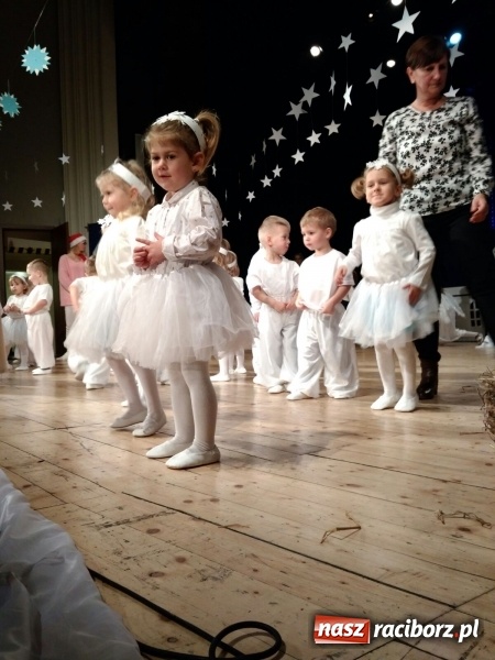 Zdjęcie w galerii na portalu naszraciborz.pl: Dzieci z Przedszkola nr 15 wystawiły jasełka na scenie RCK wiadomości z regionu