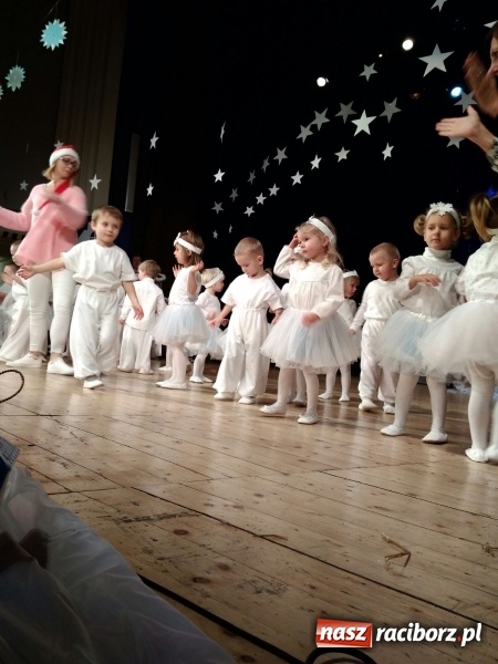Zdjęcie w galerii na portalu naszraciborz.pl: Dzieci z Przedszkola nr 15 wystawiły jasełka na scenie RCK wiadomości z regionu