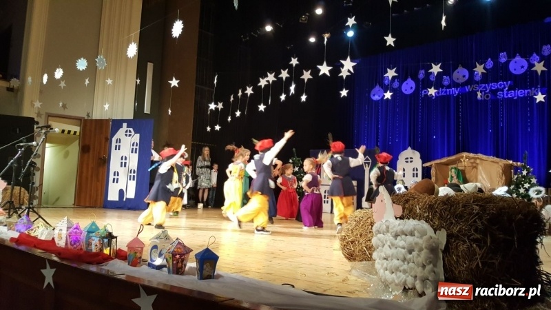 Zdjęcie w galerii na portalu naszraciborz.pl: Dzieci z Przedszkola nr 15 wystawiły jasełka na scenie RCK wiadomości z regionu